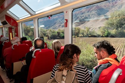 las-inigualables-vistas-de-la-quebrada-de-NR7XDCLNPFEEDD3QF4W5TFNF6M Cómo es viajar en el primer tren solar de América Latina que recorre paisajes emblemáticos del norte argentino
