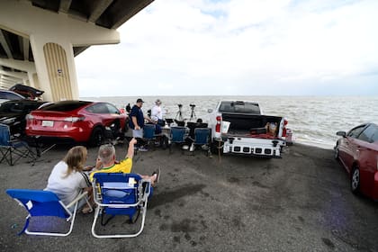 Las inmediaciones del Centro Espacial Kennedy se encuentran repletas de ciudadanos expectantes