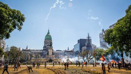 Las inmediaciones del Parlamento permanecieron valladas y con acceso restringido; desde temprano hubo una fuerte presencia de manifestantes con incidentes