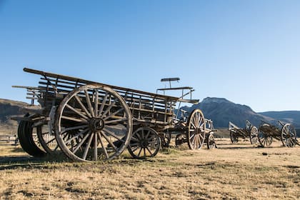 Las inmensas carretas que se utilizaban para llevar los fardos de lana a San Julián. También han quedado detenidas para siempre en el PN Perito Moreno.