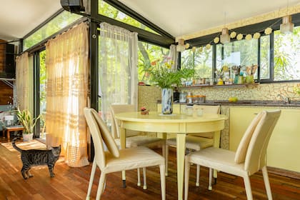 Las inolvidables cortinas de voile bordado eran de su abuela: “Parecen hechas a medida, no hubo que tocarles ni un centímetro”.