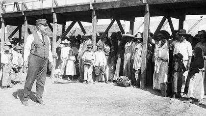Las inspecciones y requerimientos en la frontera entre EE.UU. y México en El Paso se endurecieron a partir de 1916