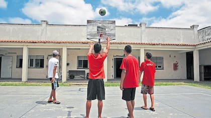 Las instalaciones cuentan con cancha de básquet para promover el esparcimiento