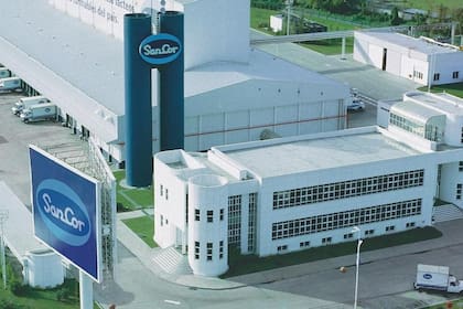 “Cómo no me fui”: un tambero que le entrega leche a SanCor desde hace 50 años dice que le debe una suma inmensa 10 Las instalaciones de la cooperativa SanCor