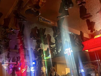 Las instalaciones del Clayton Club eran muy particulares con botas de cuero que colgaban del techo en su interior