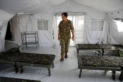 El Coronel Fabio Monserret recorre las instalaciones del hospital militar móvil en Campo de Mayo