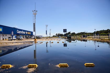 Las instalaciones del supermercado afectado por el derrame cloacal en Pinamar