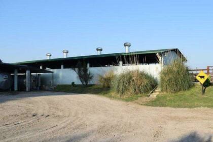 Las instalaciones donde se hace el ordeñe y almacena leche hasta que sea retirada en camiones