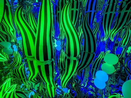 Las instalaciones inmersivas evocan ambientaciones pioneras como las de Yayoi Kusama