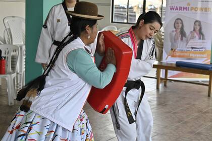 Las instructoras de taekwondo Laura Roca y la mujer indígena aymara Lidia Mayta dirigen el taller de terapia y autodefensa personal llamado Warmi Power