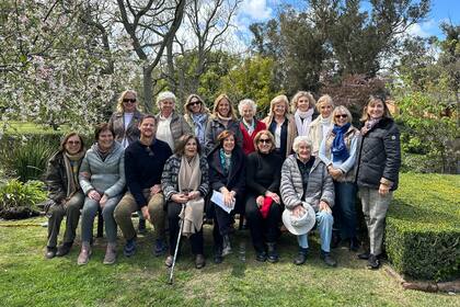 Las integrantes actuales del Grupo Necochea Quequén: Jennifer Cameron, María Clara Indart, Josie Areco, Isabel Maurette, Mary Lockwood, Ema Bilbao, Gullan Lerfeldt, Ana Lisa Balsategui, Cintia Ancia. Sentadas: Marilyn Mulville, Rosario Udaondo, Ignacio Van Heden (asesor), Biyibi Uriburu, Putzi Buck, Clyde Cardenau y Jeannette Encinosa.