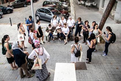 Las integrantes de Equal Saree, con vecinas del Paseo Marítimo de Barcelona, discuten los cambios a realizar en esa trama urbana
