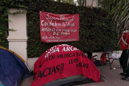 Fanáticas del ídolo mexicano acampan frente al estadio Orfeo