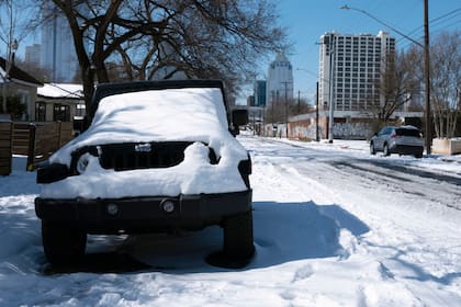 Las intensas capas de nieve en la calle y los autos hacen que los vehículos sin tracción integral no puedan circular con facilidad