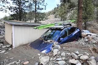 Las intensas tormentas invernales de California convirtieron caminos en ríos de lodo.