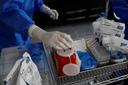 Las intervenciones se hacen en el estacionamiento del edificio del médico y se toman todas las precauciones de higiene necesarias