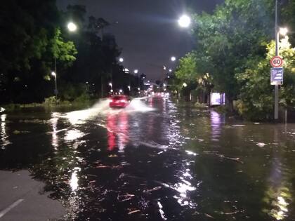 Las inundaciones dificultaban la circulación de los vehículos en las calles.