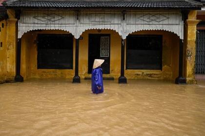 Las inundaciones en Vietnam han tenido un impacto en la economía de muchas familias que algunas veces toman medidas extremas para sobrevivir