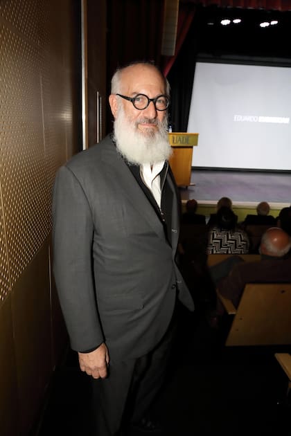 Las inversiones de Eduardo Elsztain van mucho más allá de los shoppings. El empresario controla IRSA a través de otra firma que cotiza en Bolsa, Cresud, que a su vez es una de los principales jugadores en el campo argentino, con más 27 campos en la región y 868.250 hectáreas bajo manejo. Elsztain además también tiene un pie en mundo financiero con el 29,91% del Banco Hipotecario, que controla IRSA