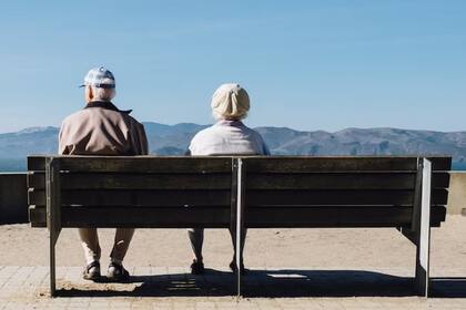 Las investigaciones han demostrado, por ejemplo, que el bienestar emocional generalmente aumenta con la edad y que ciertos aspectos de la cognición, como la resolución de conflictos, mejoran en la vejez