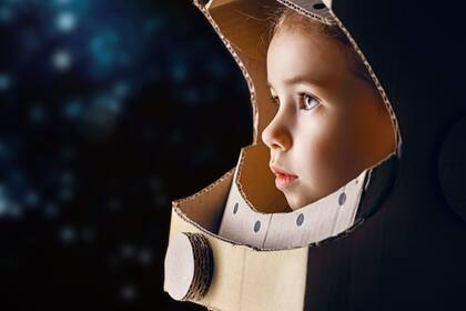 Las investigaciones indican que reconocer y celebrar los pequeños éxitos de los niños aumenta la moral y la resiliencia (Archivo)