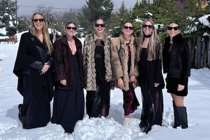 Las invitadas desafiaron el frío y caminaron por la nieve hasta el lugar de la fiesta, en la Villa Llanquihué, con abrigos de piel.
