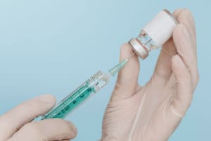 Las inyecciones de toxina botulínica son bien conocidas por su uso para atenuar las arrugas (Foto de carácter ilustrativa: Freepik)