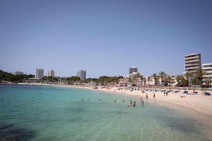 La gente disfruta de un día en la playa de Magaluf en Calvia, en la isla española de Mallorca