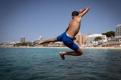 La gente disfruta de un día de playa en Calvia, en la isla española de Mallorca