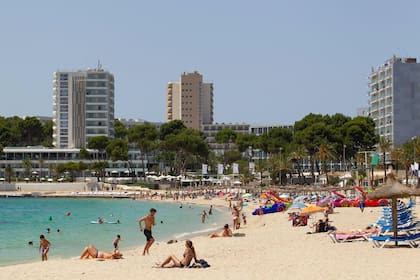 A los efectos de reactivar un poco su economía España refuerza las medidas para que el turismo pueda acercarse corriendo los menos riesgos
