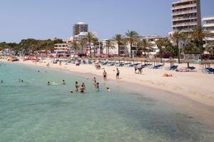 En fotos: sol, playa y tapaboca en las Islas Baleares
