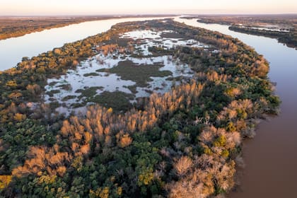 Las islas cuentan con canales, humedales, pastizales, playas de arena y bosques ribereños