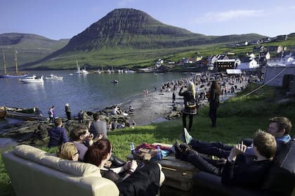Las islas Feroe tiene varias celebraciones estivales, como la fiesta de Ólavsøka a finales de julio, en honor al Rey Olaf, o el Summer Festival, que convoca a artistas internacionales.