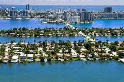 Las Islas Venecianas cuentan con una serie de casas de lujo frente al mar, con jardines y con vistas de la Bahía de Biscayne y el horizonte de Miami.
