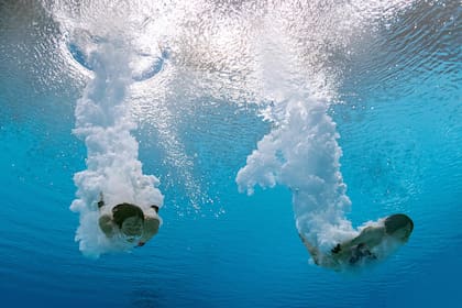 Las japonesas Matsuri Arai y Japan's Minami Itahashi, compiten en nado sincronizado