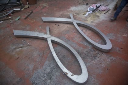 Las jotas metálicas, tiradas en la terraza del edificio