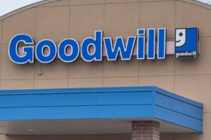 Las jóvenes aprovecharon las ofertas de Opportunity Village Thrift Store y a Goodwill