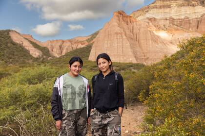 Las jóvenes de la zona conducen a los huéspedes de la hostería por los senderos de El Chiflón.