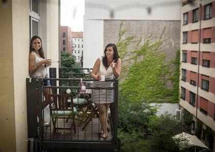 Las jóvenes Kim Seele y Carolina Leersch, en su balcón de Berlín