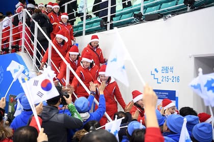 Las jóvenes norcoreanas fueron celebradas por algunas personas en la multitud