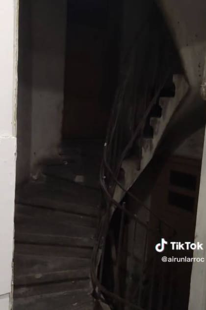 Las jóvenes que vacacionaban en Bucarest encontraron del otro lado de una pequeña puerta de su departamento alquilado una escalera antigua que parecía dar a otras viviendas