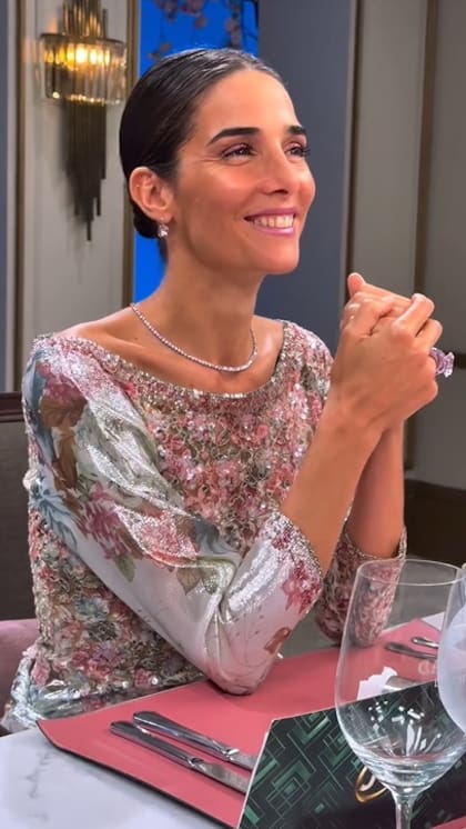 Las joyas que eligió Juana Vaile fueron sutiles, en tonos plata, que combinaron a la perfección con el vestido diseñado por Bogani
