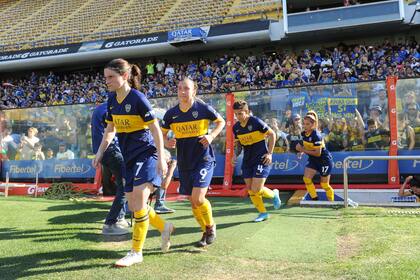 Las jugadoras de Boca ingresan a la Bombonera. El público local siguió el partido desde la platea baja.