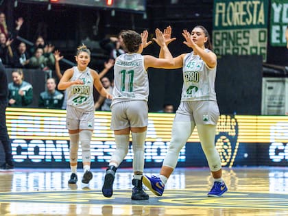 Las jugadoras de Ferro Romagnoli y Rivera celebran, Piri las observa
