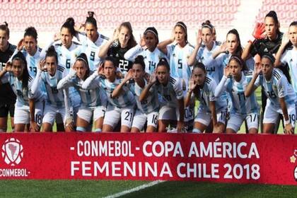 Las jugadoras de la Selección femenina posaron con las manos en las orejas. Su reclamo fue finalmente escuchado. 