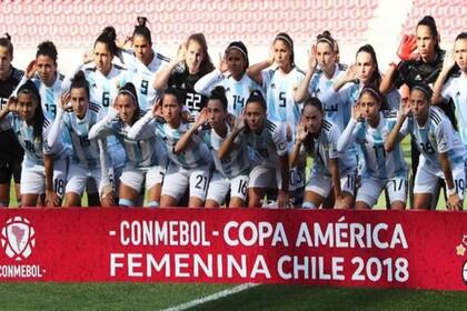 Las jugadoras de la Selección femenina posaron con las manos en las orejas. Su reclamo fue finalmente escuchado.