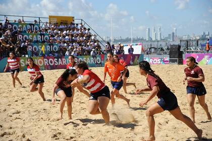 Las jugadoras de Paraguay y Venezuela se enfrentaron en rugby playa
