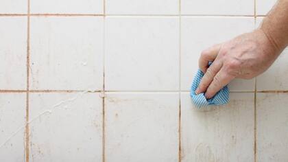 Las juntas de la bañera pueden acumular mucha mugre si no se las limpia regularmente