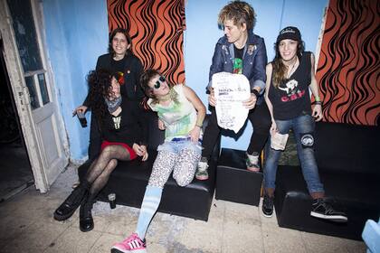 Las Kumbia Queers antes de salir al escenario.