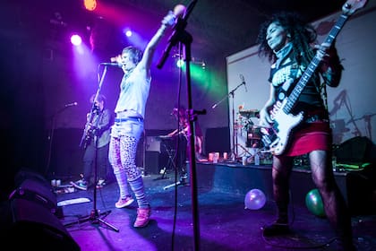 Las Kumbia Queers en Pleno show.